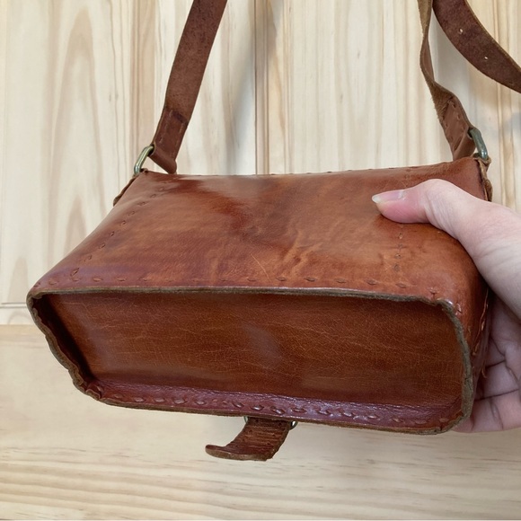 Beautiful leather bag. Handmade by artisan leather artist in south India. - Picture 4 of 16